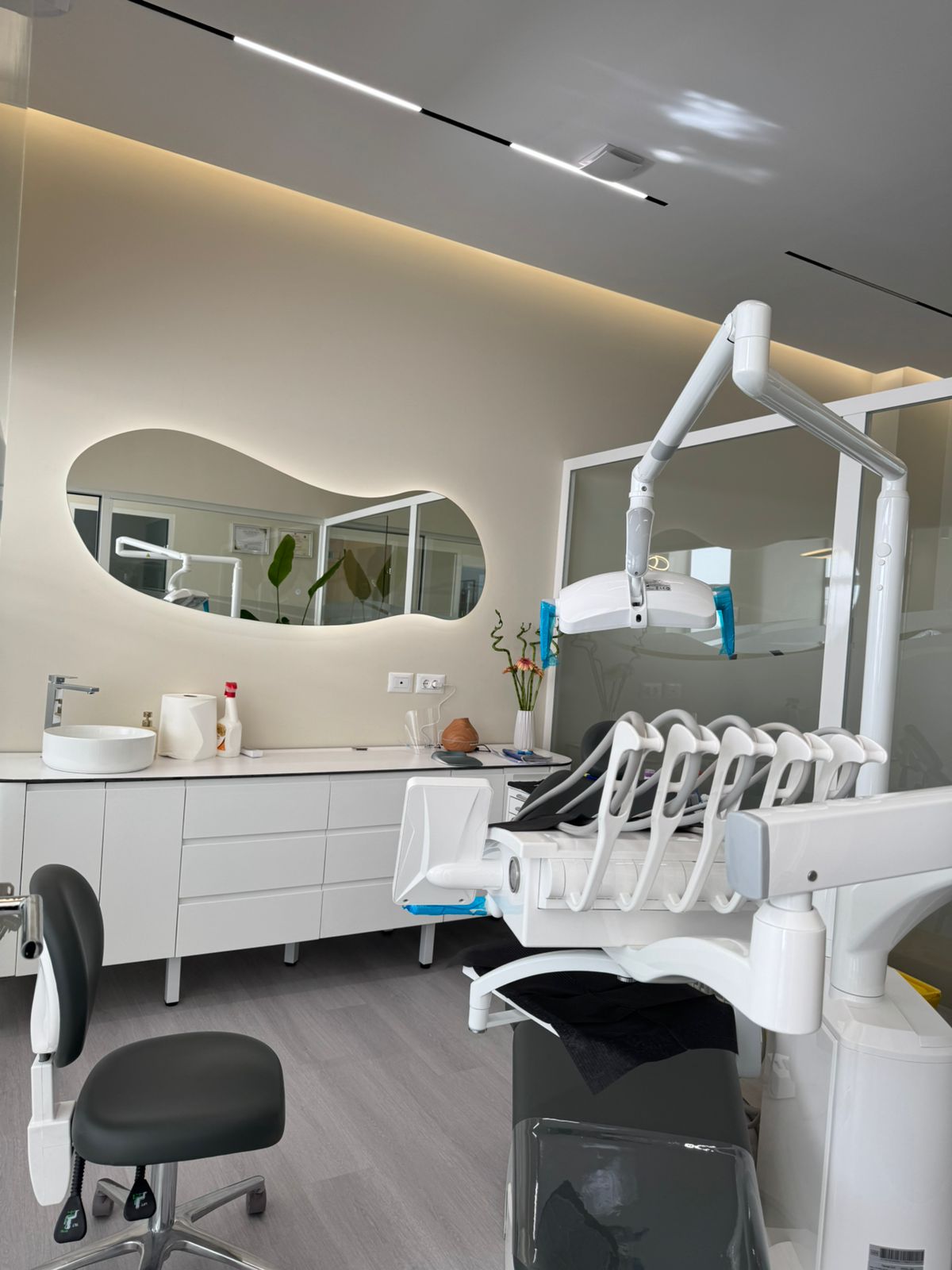 Modern treatment room at Dental Studio Helena